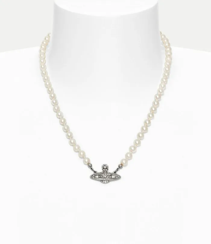 Necklaces Men Vivienne Westwood Man Mini Bas Relief Pearl Necklace In PlatinumCreamPearlCrystal Necklaces Men Vivienne Westwood Man Mini Bas Relief Pearl Necklace In PlatinumCreamPearlCrystal