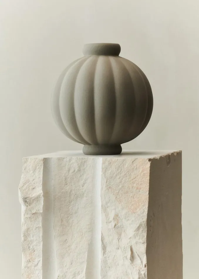 WomenMen The Frankie Shop Decor Louise Roe Ceramic Balloon Vase 01 Sanded Grey