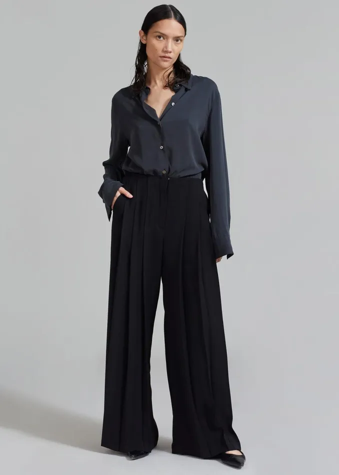 Women The Frankie Shop Bottoms Dillon Pleated Pants Black