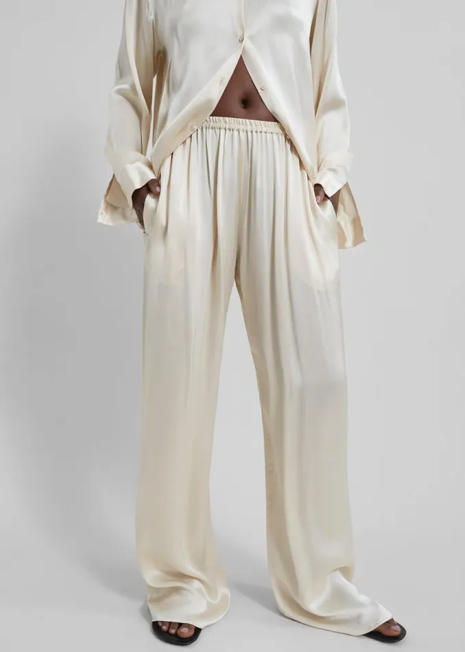 Women The Frankie Shop Bottoms Matteau Relaxed Satin Pant Ivory