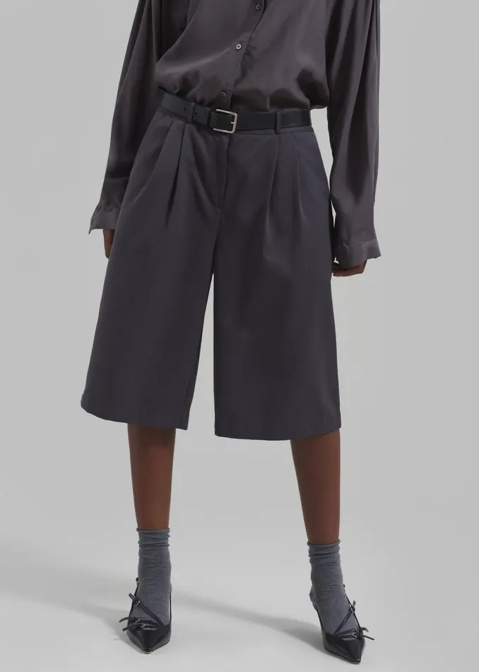 Women The Frankie Shop Bottoms Wilma Pleated Bermuda Shorts Charcoal