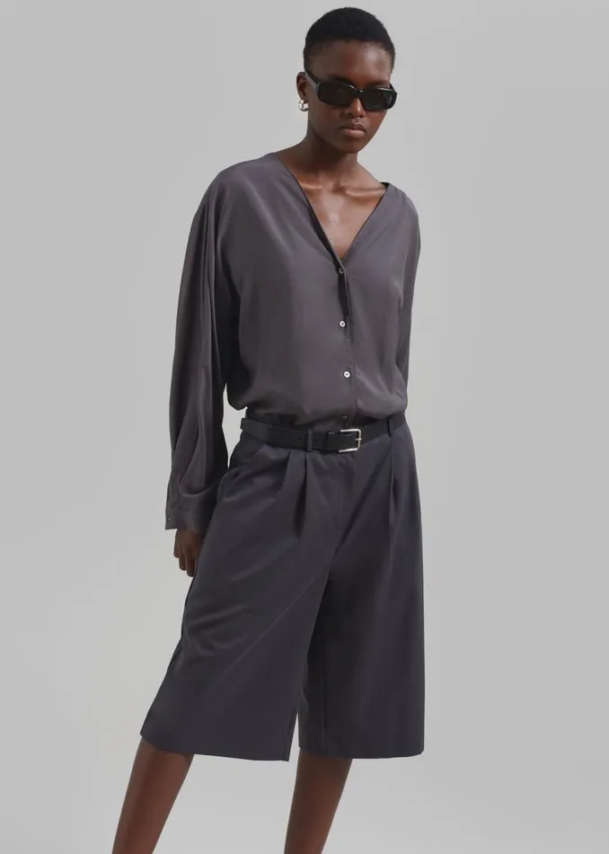 Women The Frankie Shop Bottoms Wilma Pleated Bermuda Shorts Charcoal